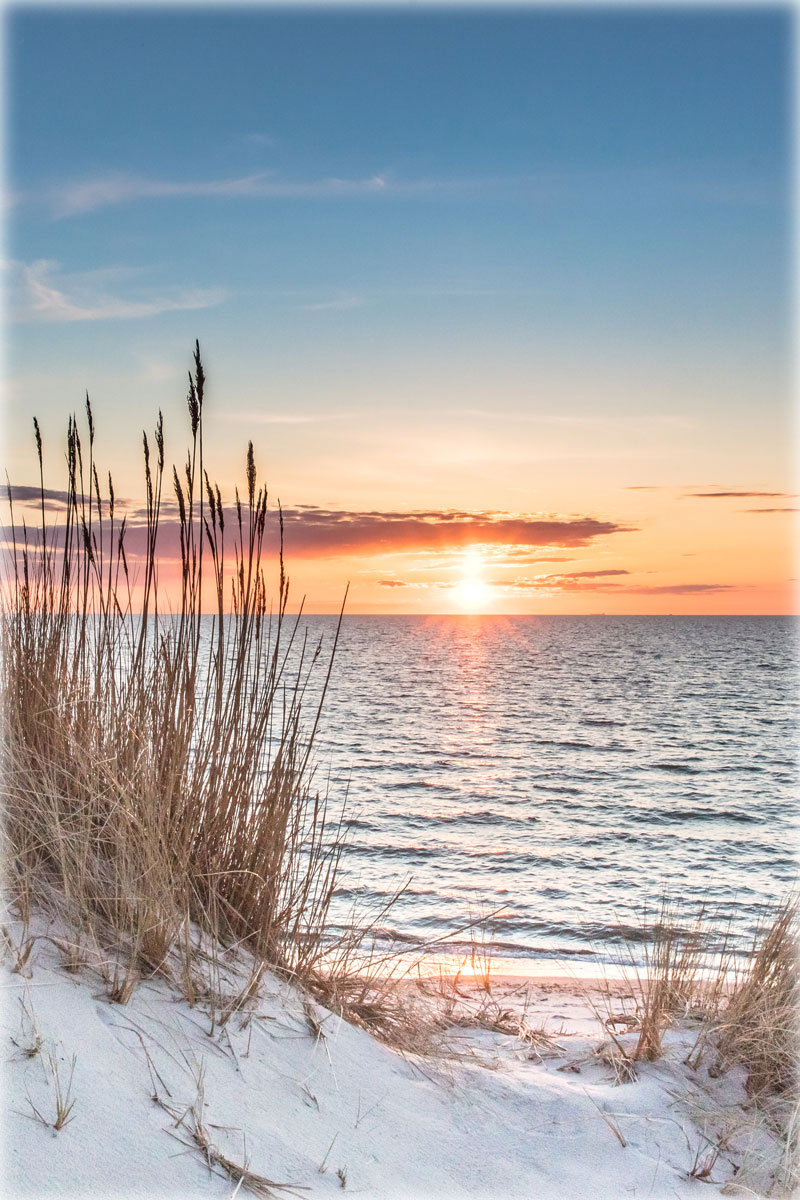 Der Sonnenaufgang am Horizont symbolisiert die Hoffnung der Hilfe in Krisenzeiten.